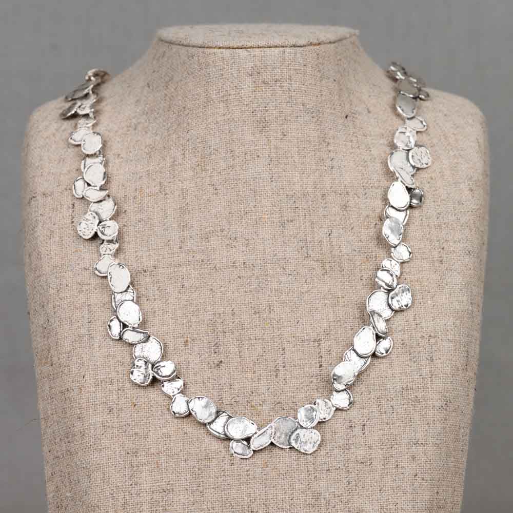 Elegant collier van 925 sterling zilver met glanzende afwerking. Dit verfijnde collier is gemaakt van 925 sterling zilver en straalt dankzij de oxy shiny afwerking. De schakels in de vorm van sierlijke blaadjes zorgen voor een subtiel en natuurlijk design. Draag het samen met de bijpassende armband voor een stijlvolle en complete look!