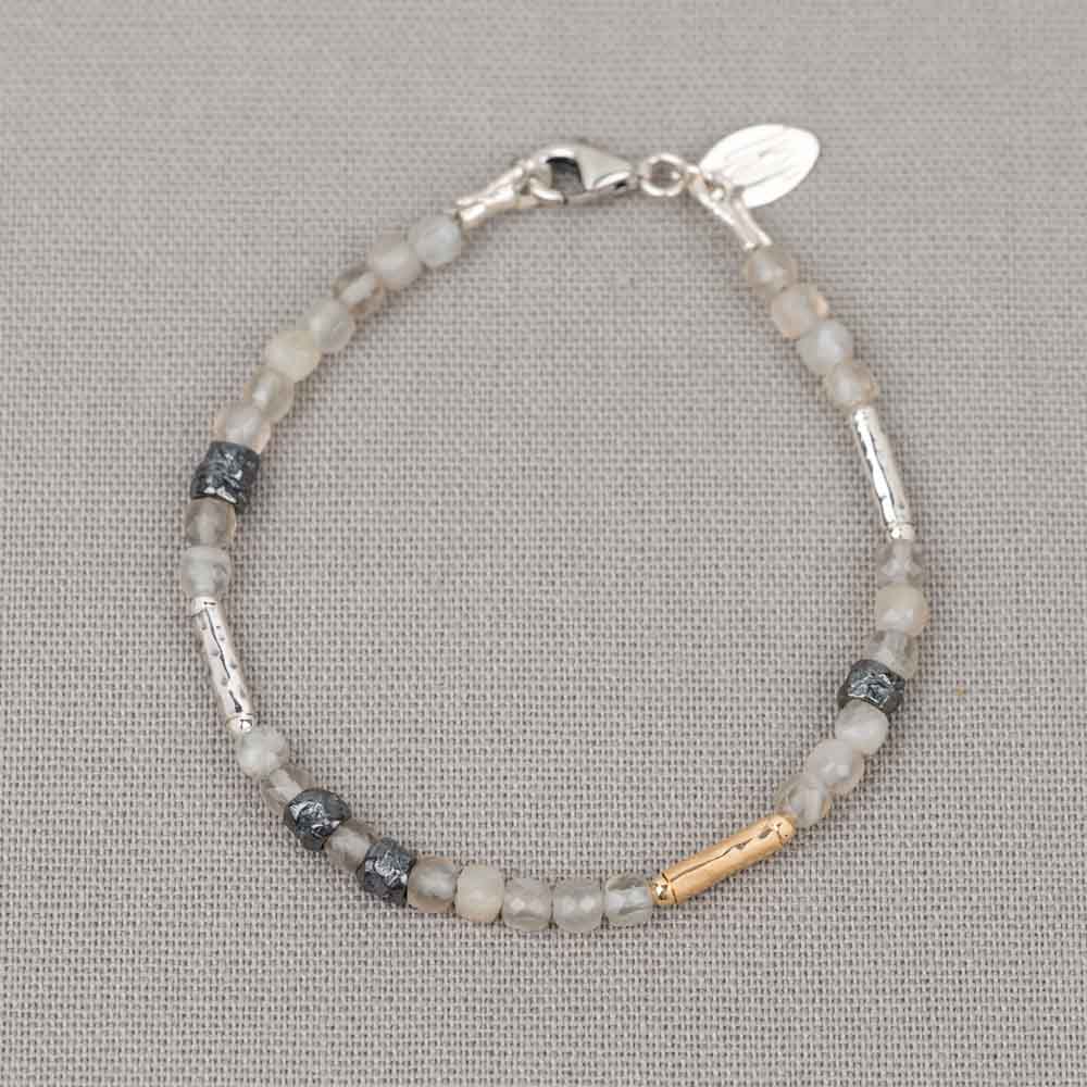 Armband gemaakt van 925 sterling zilver, geoxideerd zilver en Goldfilled in combinatie met de edelsteen Grijze Maansteen. Grijze Maansteen heeft een sterke connectie met de maan en vrouwelijke energie. Combineer hem met het bijpassende collier!