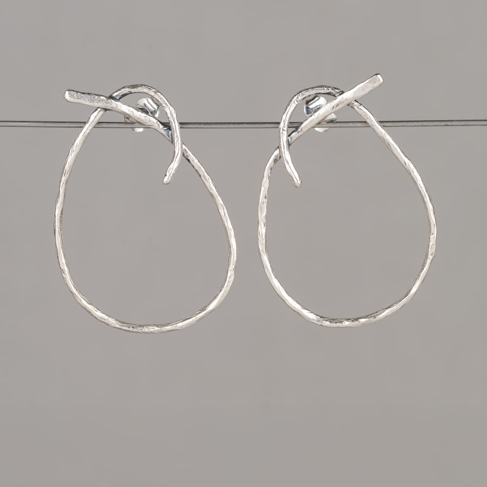 Oorstekers gemaakt van 925 sterling zilver + oxy shiny. Combineer deze oorbellen met een mooi collier, ring en armband voor een complete look!