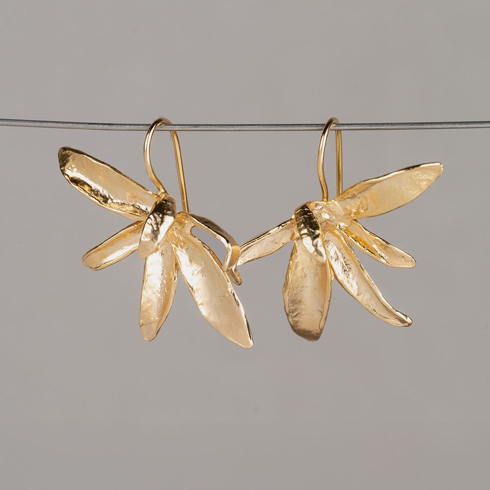 Oorbellen gemaakt van zilver verguld in de vorm van een bloem. Draag deze oorbellen met een mooi collier, een ring en armband voor een complete look!