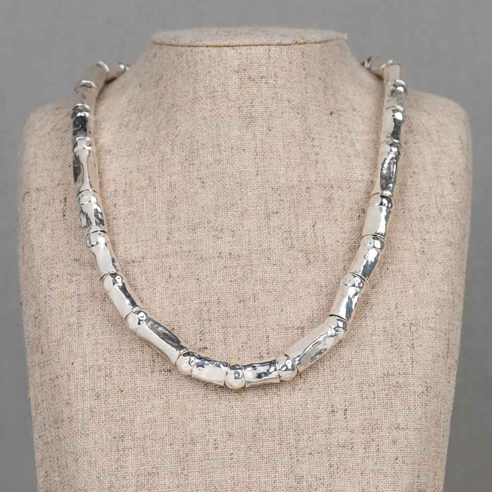Collier gemaakt van 925 sterling zilveren buisjes en balletjes, hierdoor valt hij erg soepel om de hals. Combineer met de bijpassende armband voor een complete look!
