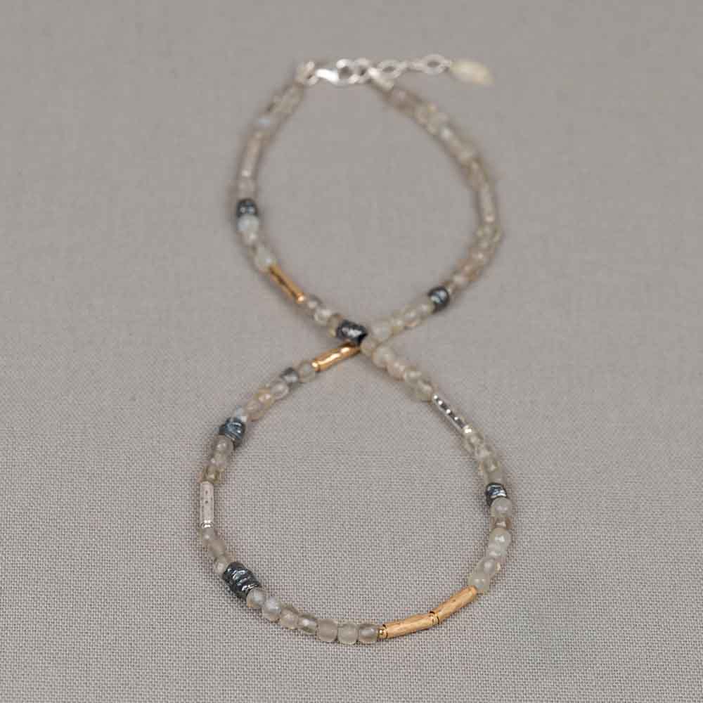 Collier gemaakt van 925 sterling zilver, geoxideerd zilver en Goldfilled in combinatie met Grijze Maansteen. Grijze Maansteen heeft een sterke connectie met de maan en vrouwelijke energie. Combineer dit collier met de bijpassende armband voor een complete look!