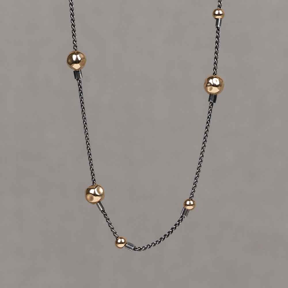 Collier gemaakt van 925 sterling geoxideerd zilver met Goldfilled balletjes. Combineer met een paar mooie oorbellen, een ring en armband voor een complete look!