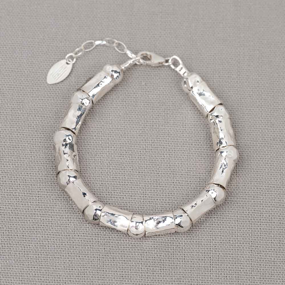 Armband gemaakt van 925 sterling zilveren buisjes en balletjes. Combineer met het bijpassende collier, een paar oorbellen en een ring voor een complete look!