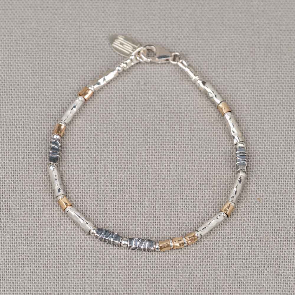 Armband gemaakt van 925 sterling zilver, geoxideerd zilver en Goldfilled. De schakels hebben allemaal een unieke stuctuur, wat deze armband zo bijzonder maakt. Verkrijgbaar in verschillende lengtes. Combineer deze armband met het bijpassende collier voor een complete look!