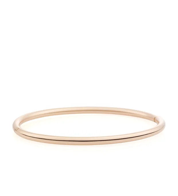 Deze Lux armband van Bron is een gladde massieve armring van 18 karaats roségoud met scharnier en slot. Een tijdloze klassieker met subtiele luxe uitstraling. Het referentienummer is 7AR3992. 