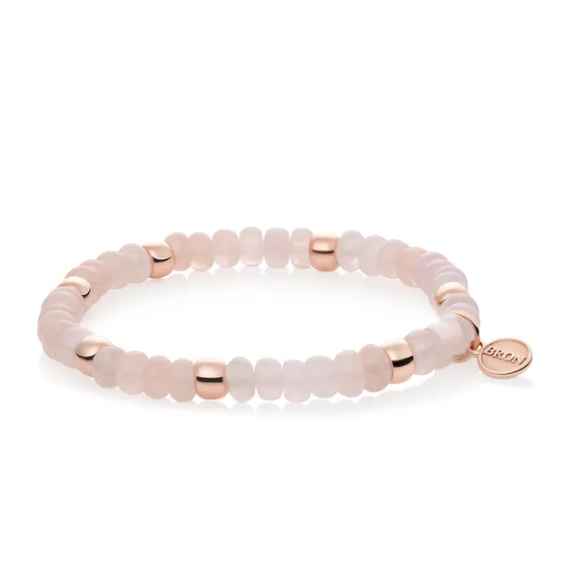 Deze Reflex armband is gemaakt van 18-karaats roségoud en is verrijkt met kleurstenen, gecombineerd met zeven subtiele gouden ornamentjes. Het sieraad draagt het Bron‑label en straalt tijdloze elegantie uit. Het referentienummer is 8AR3985MIX26.
