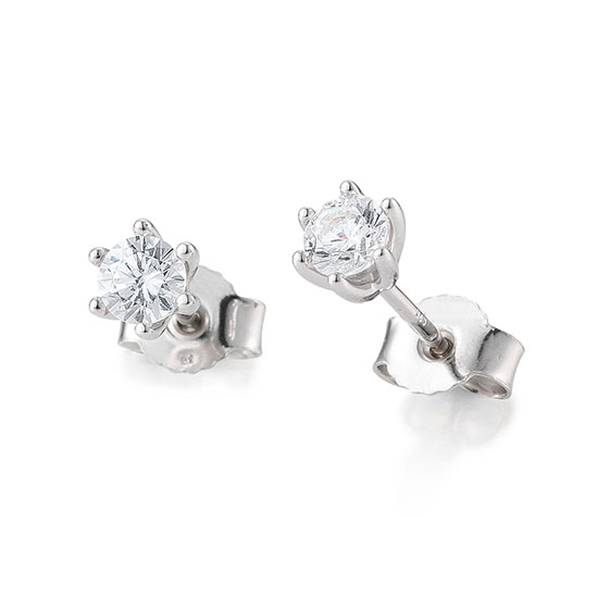 Een klassieke schoonheid in haar puurste vorm: deze diamanten oorstekers van 0,25 ct schitteren in een verfijnde 6-poot chaton zetting. De zes grijparmen omarmen de diamant stevig en laten tegelijk zoveel mogelijk licht binnen, waardoor de steen zijn volle vuur en schittering toont.