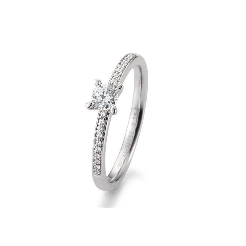 Een solitaire ring die pure elegantie uitstraalt: deze witgouden ring met een diamant van 0,35 ct is een tijdloos sieraad dat de schoonheid van eenvoud viert. De fonkelende diamant staat centraal, stevig en sierlijk gezet, zodat elke beweging een spel van licht en schittering laat zien. In maat 57