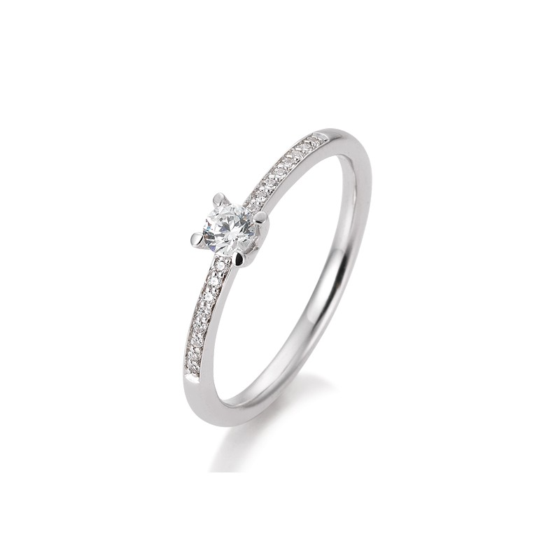 Een schitterend moment gevangen in witgoud: deze verfijnde ring met 15 briljanten (gezamenlijk 0,23 ct) pronkt in een elegante 4-poot – pavé zetting. Verfijnd én tijdloos, deze ring weeft elke dag een vleugje luxe in je look, en wordt moeiteloos je nieuwe favoriet. Sluit perfect aan met maat 56 – klaar om jouw stijl te laten schitteren.