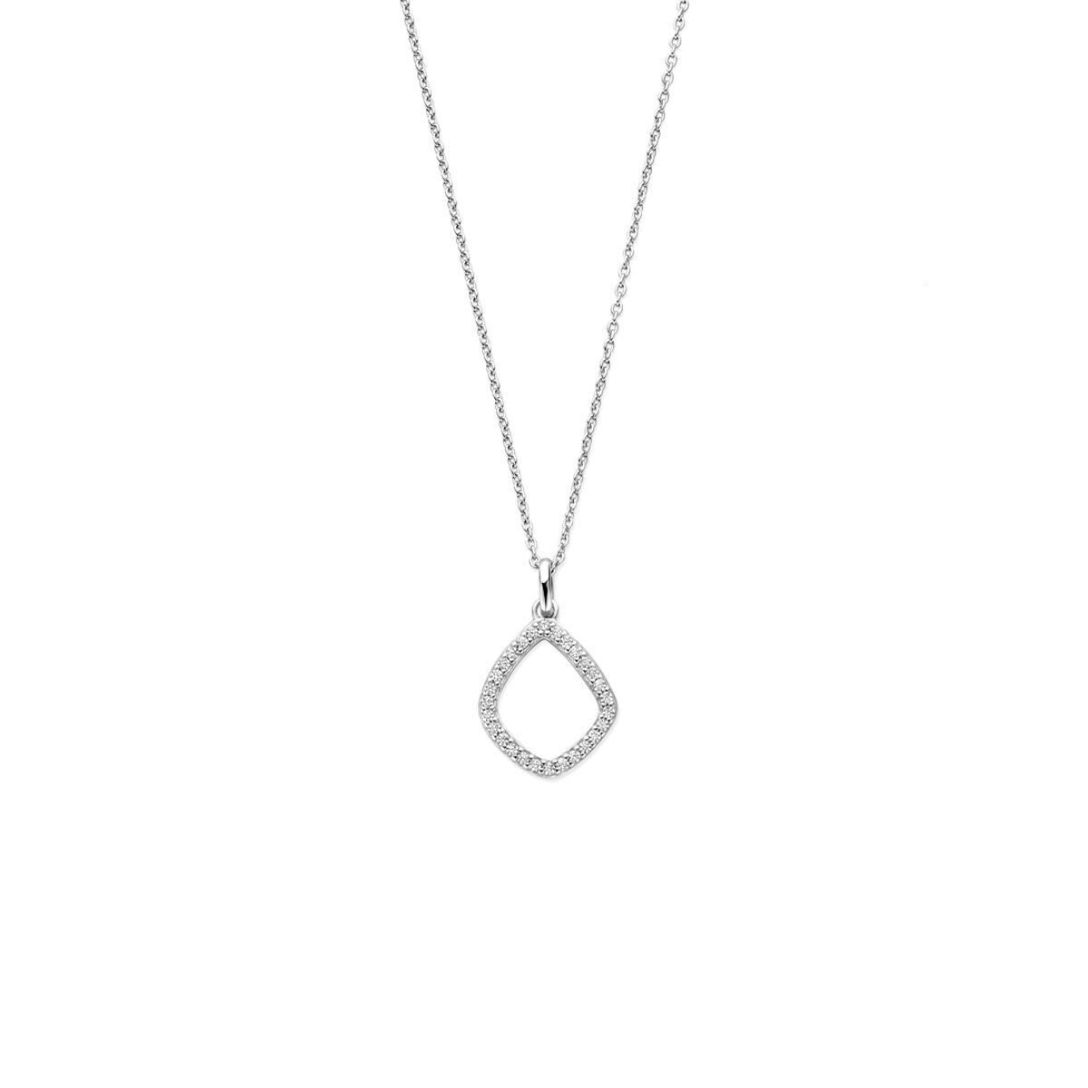Zilveren collier met daar aan een hanger in de vorm van een ruit. De hanger is gevuld met zirkonia's. Het collier heeft een lengte van 41 cm en kan verlengt worden tot 45 cm. 