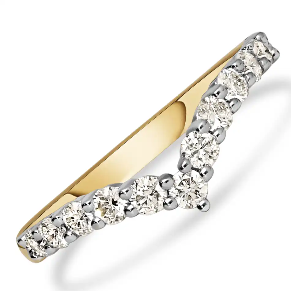 De V-ring met modelnummer GGE2731 is een luxe gouden ring met een glanzende afwerking. Deze ring heeft een goudkleurige uitstraling en maat 55. Hij is bezet met 13 briljant geslepen diamanten van 0,33 karaat, met SI1 zuiverheid en Wesselton H-kleur. Perfect voor speciale gelegenheden, draag hem solo of met andere fijne sieraden voor een elegante look.