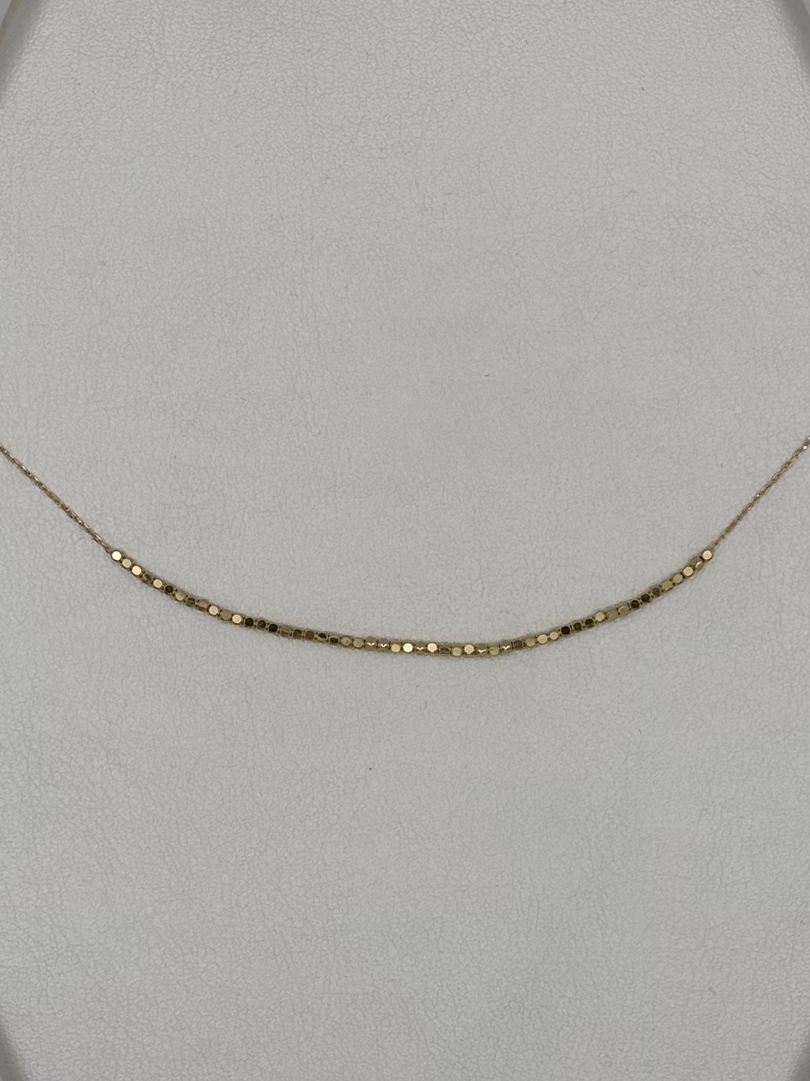 Dit prachtige Swing Jewels gouden collier, model SWCN10340-Y, is een stijlvolle accessoire vervaardigd uit 14-karaats goud. De halsketting is 45 cm lang, heeft een goudkleurige uitstraling en is een perfecte aanvulling op elke outfit. Draag het eenvoudig op een elegante jurk of een casual blouse voor een verfijnde touch aan uw look.