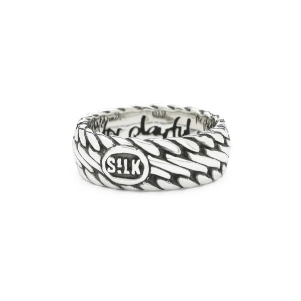 Zilveren Silk ring. Deze smalle fijn gevlochten ring behoort tot de iconische Weave Collectie, de meest uitgebreide serie van de SILK collectie.