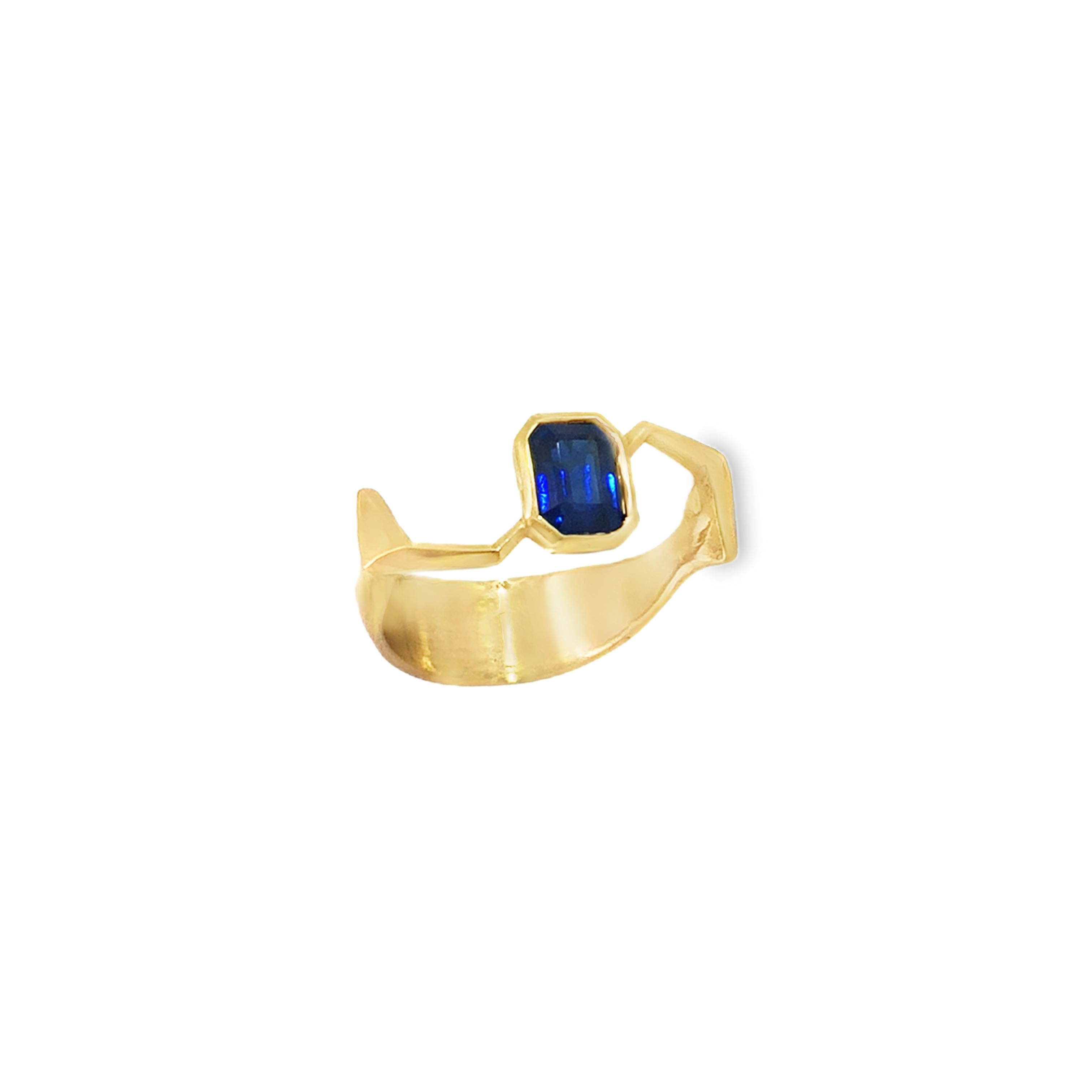 Der Ring Gelbgold 750/ooo mit einem 1,40ct Achteck Saphir ist ein elegantes Schmuckstück. mit einem Achteck Safir. Größe ca 55.
UNIKAT

Eine evtl. anfallende Ringgrößen Änderung ist inklusive.

Gefertigt im Atelier Kissner
Design: Carsten Kissner

Tragen Sie diesen exquisiten Ring an feierlichen Anlässen oder als stilvolles Accessoire im Alltag. Ideal in Kombination mit passendem Goldschmuck für einen harmonischen Look.