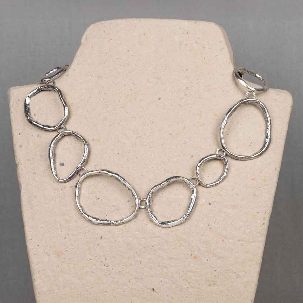 Collier gemaakt van 925 sterling zilver en oxy shiny cirkels. Een opvallend, ambachtelijk en met liefde ontworpen collier die goed gedragen kan worden met een paar mooie oorbellen, een armband en een ring!
