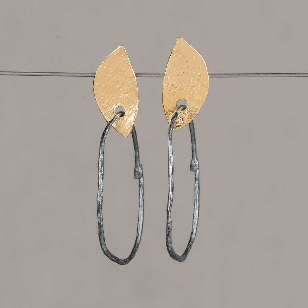 Oorbellen gemaakt van verguld zilver en geoxideerd zilver. Door de organische vormen krijgen deze oorbellen een speels effect. Combineer met een mooi collier, een ring en armband voor een complete look!