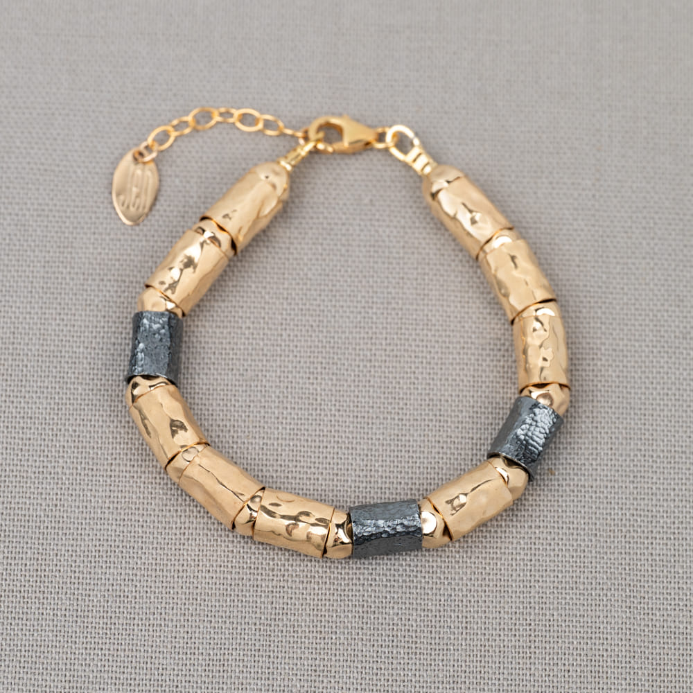 Armband gemaakt van Goldfilled en geoxideerd zilveren grote buisjes en bolletjes met een gehamerde afwerking