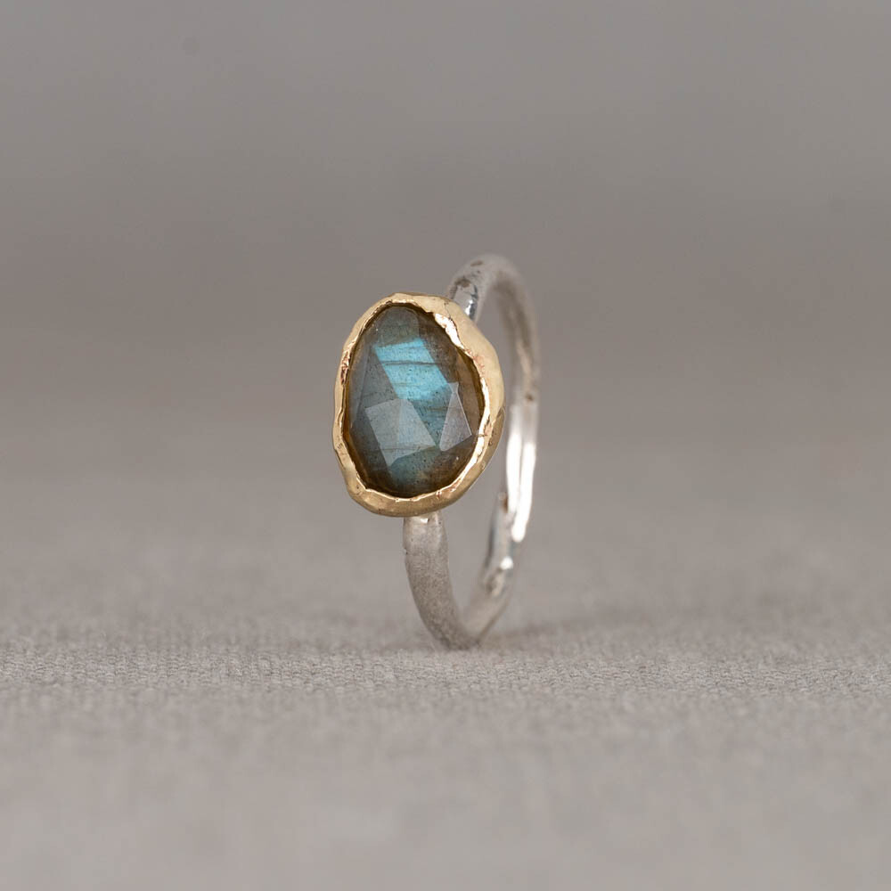 Ring gemaakt van 925 sterling zilver, 9 karaat en de edelsteen Labradoriet. Draag deze ring samen met de bijpassende oorbellen en het bijpassende collier voor een complete look!
