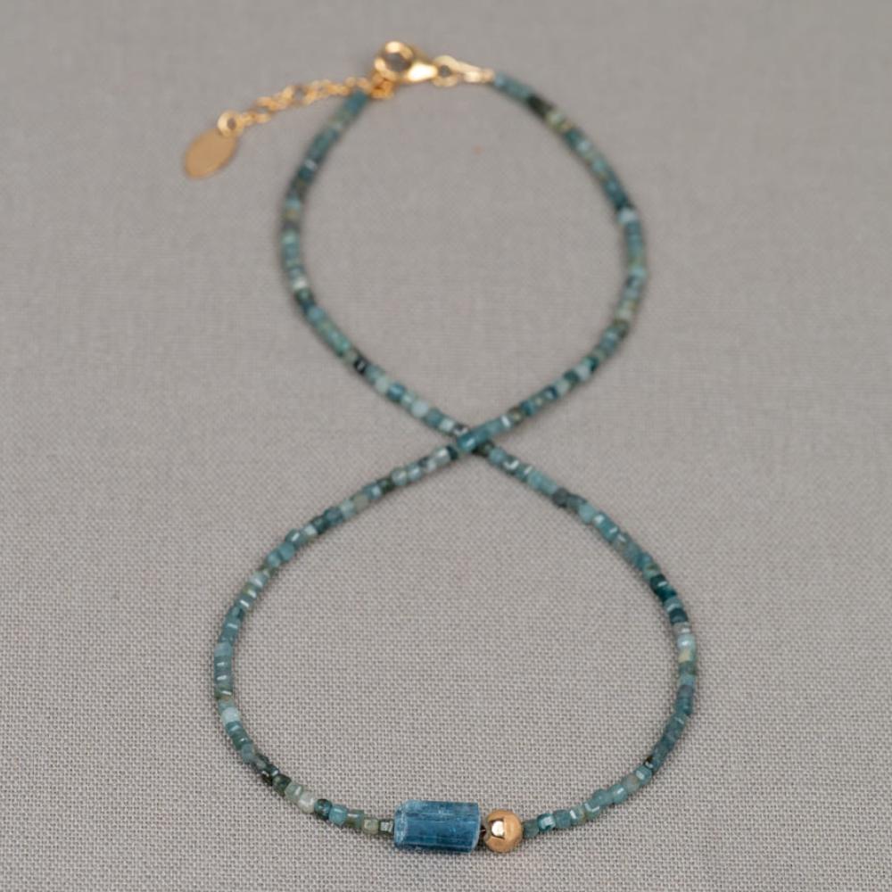 Collier gemaakt van Toermalijn met in het midden een ruwe Aquamarijn en een Goldfilled bolletje. Iedere edelsteen is uniek en kan verschillen qua vorm.