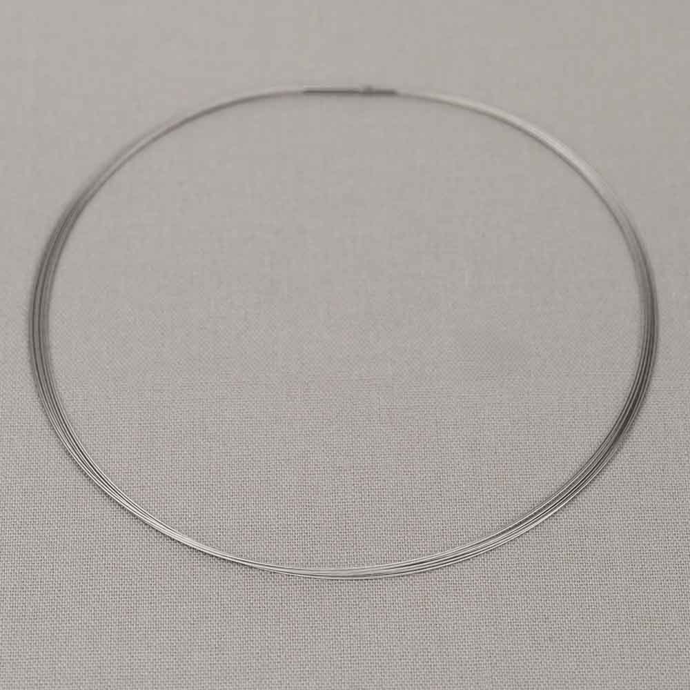 Spang 7-draads gemaakt van edelstaal. De sluiting van deze spang is gemakkelijk te openen en sluiten door middel van een klik-systeem. Verkrijgbaar in 2 lengtes. Combineer met een mooie hanger van Jeh en ga voor een complete look!