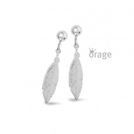 Subtiel en sierlijk, deze zilveren oorbellen met veertjes is een perfecte aanvulling op elke outfit. De delicate veertjes stralen een natuurlijke en verfijnde charme uit, waardoor dit sieraad zowel trendy als tijdloos is. Mooi in combinatie met bijpassende ketting en armband. Orage Teenz Zilveren Oorbellen Veer K2853
