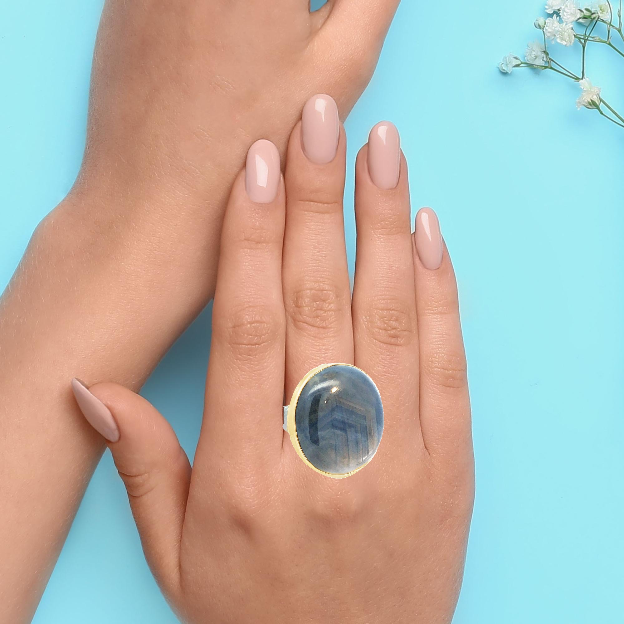 Der Safirring Cabochon 80,8ct in Silber und Gold 900  ist ein luxuriöser Schmuckring. Ideal für besondere Anlässe, hebt er jeden eleganten Look hervor. Perfekt für diejenigen, die ein Statement setzen möchten.Größe 61 UNIKAT, gefertigt im KISSNER Meisteratelier