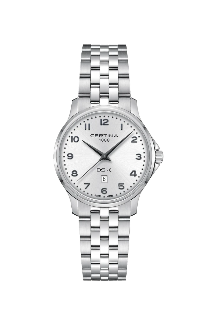 Elegant. Verfijnd. Zwitsers precies.
De Certina DS-8 Lady Quartz is het toonbeeld van stijlvolle eenvoud. Met een kastdiameter van 31 mm en een verfijnde roestvrijstalen afwerking is dit horloge ontworpen voor de moderne vrouw die klasse en comfort zoekt in één tijdloos accessoire.

De zilverkleurige wijzerplaat met subtiele indexen straalt rust uit, terwijl het krasbestendige saffierglas zorgt voor langdurige helderheid. Onder de kap tikt een uiterst nauwkeurig Precidrive™ quartz uurwerk (ETA F03.412), bekend om zijn betrouwbaarheid en lage afwijking (±10 seconden per jaar). Dankzij de End-of-Life batterij-indicator ben je altijd op tijd.

Of je nu een zakelijke outfit of casual look draagt, dit horloge past moeiteloos bij elke stijl. De horlogeband is voorzien van een veilige vlindersluiting en een quick-release systeem, waarmee je hem eenvoudig verwisselt.
