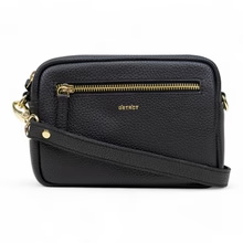 Buitenzijde
Less is more! Deze Floater Field crossbodybag van DSTRCT schittert door zijn eenvoud. De tas is gemaakt van generfd leer in de kleur zwart. De tas is van alle gemakken voorzien zo heeft hij een ruim ritsvak aan de achterzijde.  Aan de bovenzijde heeft de tas twee ritsvakken zodat je spullen goed georganiseerd opgebergd blijven.

Binnenzijde
Je opent de tas door een van de twee ritssluitingen aan de bovenzijde. Binnen in de tas vind je een ruim steekvak en een ritsvak. Ideaal om je spullen van elkaar te onderscheiden. Naast deze handige vakken heeft deze tas ook nog 4 vakjes waar jij je pasjes in kan opbergen.

Handig om te weten:
- 2 Ritssluiting
-  Verstelbare schouderband
- Achter ritsvak
- 1 steekvak
- 4 vakken voor pasjes
- Goudkleurig hardware