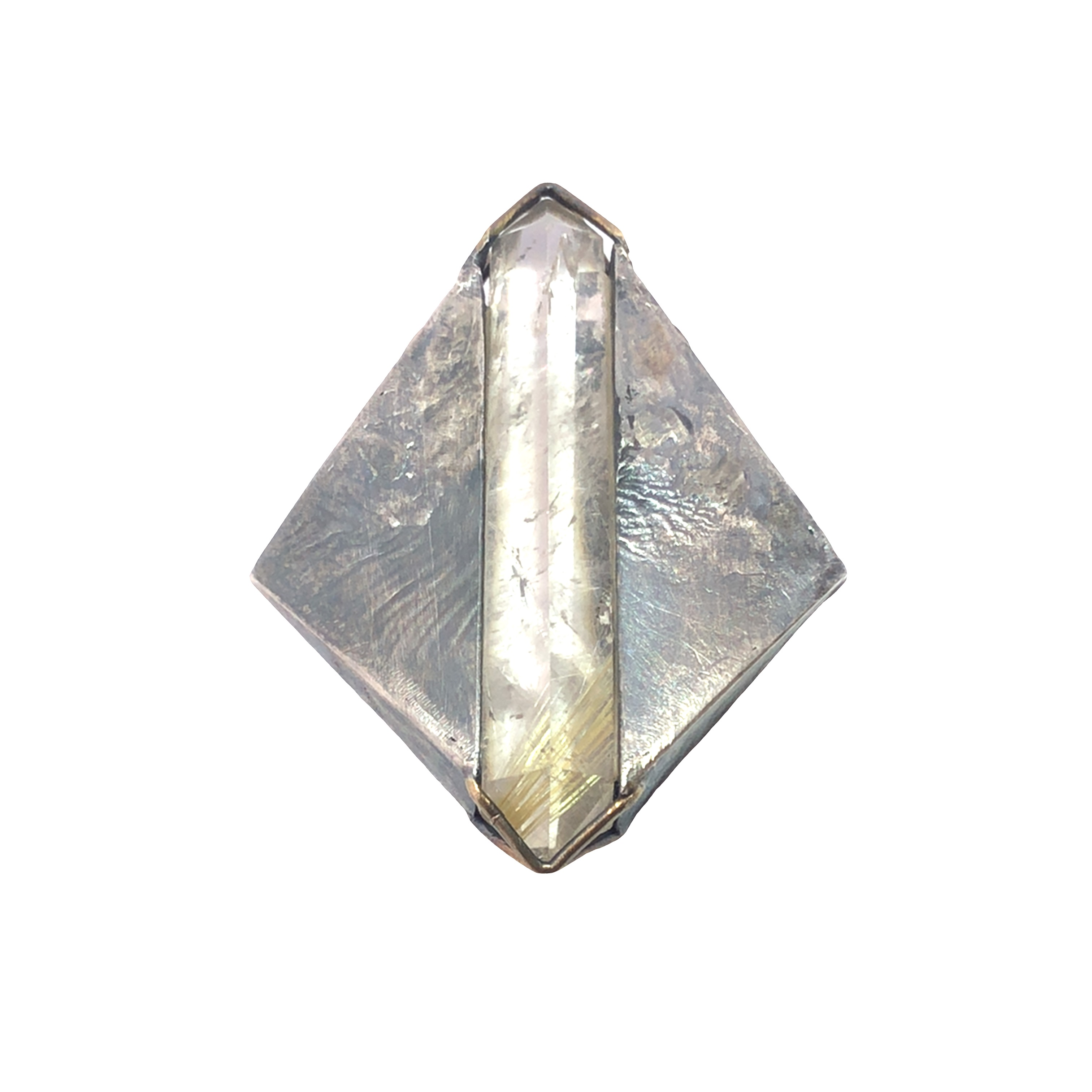 Diese Collierschließe aus Rutilquarz in Silber und Gold, ist ein atemberaubender Anhänger. Die Kombination aus Edelmetallen und dem einzigartigen Rutilquarz sorgt für ein elegantes Design. Perfekt tragbar an einer Kette für formelle Anlässe oder als Blickfang für alltägliche Outfits. Ein vielseitiges Accessoire für jede Schmuckkollektion.