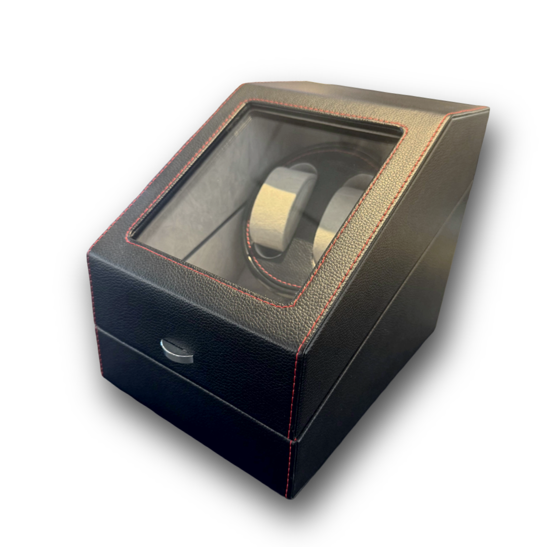 Stijlvol je horloges bewaren én opwinden? Deze luxe watchwinder combineert functionaliteit met presentatie.

De watchwinder biedt ruimte om twee automatische horloges gelijktijdig op te winden, zodat ze altijd klaar zijn om te dragen. Onder de opwindmodules bevinden zich nog drie displayplaatsen, ideaal om je favoriete horloges zichtbaar én stofvrij te bewaren.