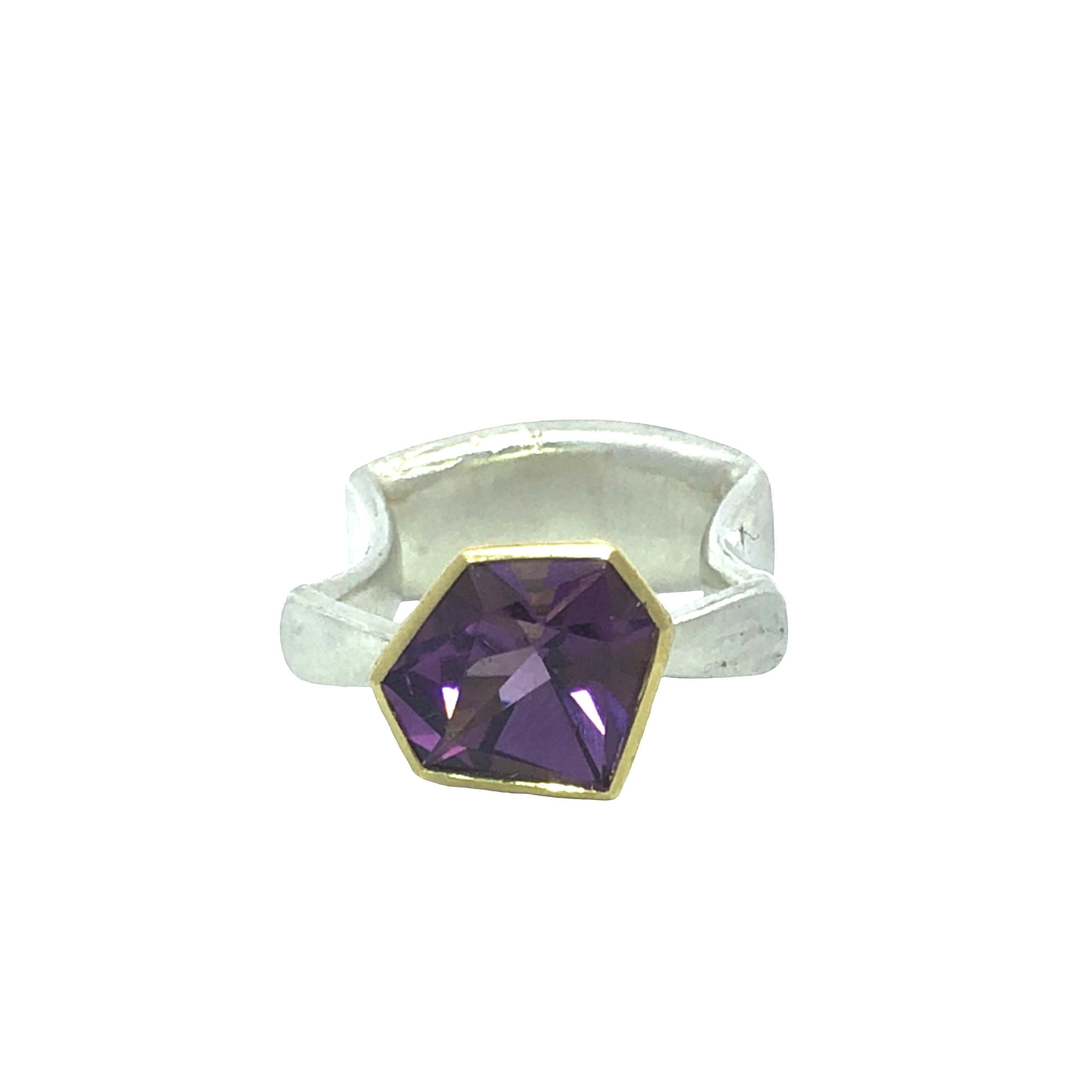 Dieser Ring aus Silber/Gold 900/ooo mit Amethyst und Brillant,  ist ein luxuriöser Schmuckartikel in der Kategorie Ring. Er besticht durch seine Eleganz und hochwertige Verarbeitung. Tragen Sie ihn als Blickfang auf einer Party oder zu einem besonderen Anlass, um Ihre Hand stilvoll in Szene zu setzen.