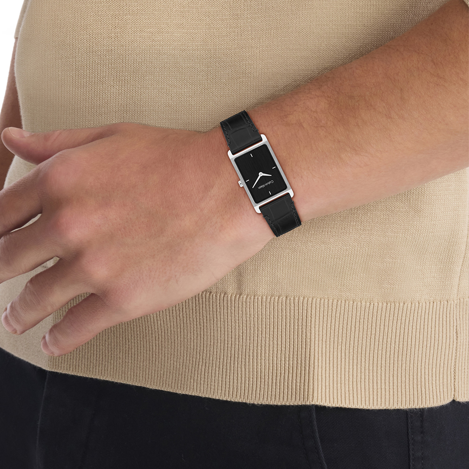 Calvin Klein CK25200528 Heren Horloge 24mm
Dit Calvin Klein herenhorloge met nr CK25200528 heeft een strak uiterlijk. Het stalen horloge heeft een rechthoekige kast met een gladde bezel en een geborstelde zwarte wijzerplaat met fijne wijzers en uurstrepen. Aan de kast zit een zwarte lerenband met een gespsluiting. Het herenhorloge heeft een mineraalglas, een doorsnee van 24mm en is 3ATM.

SPECIFICATIES:
- Mineraalglas
- Stalen kast
- Zwarte wijzerplaat 
- Zwarte lerenband
- Ronde kastvorm, &Oslash; 24mm
- 3ATM