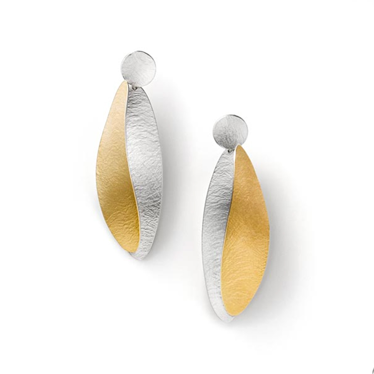 Elegante oorhangers gemaakt van zilver en goud. Ze hebben een lengte van 54mm