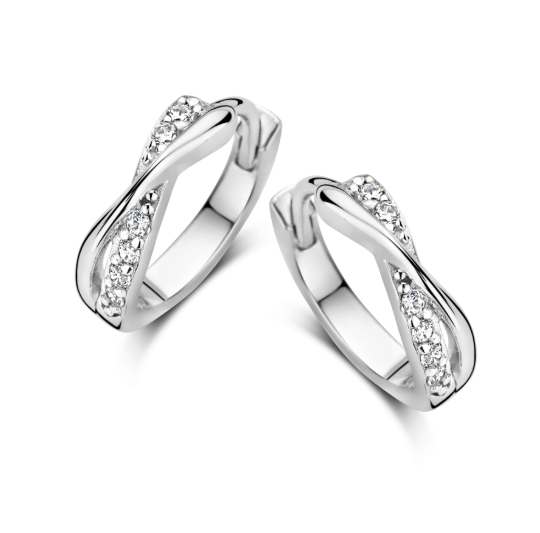 Product 625793 - Oorbellen: Prachtige CREOOLSE OORBELLEN die voegen een elegante touch toe aan je look. Perfect voor elke gelegenheid. Combineer ze met opgestoken haar of een stijlvolle knot om hun schoonheid te benadrukken. Ideaal voor zowel dagelijks gebruik als feestelijke evenementen. Bestel nu en voeg een vleugje verfijning toe aan je sieradencollectie!