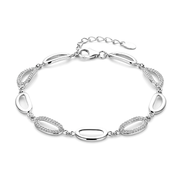 De armband met modelnummer 62379619 is een prachtige aanvulling op uw sieradencollectie. Deze juweel in de categorie 'JEWEL' is perfect voor elke gelegenheid. Draag deze armband alleen voor een subtiele look of combineer met andere sieraden voor een trendy uitstraling. Voeg een vleugje elegantie toe aan uw outfit met dit veelzijdige accessoire.