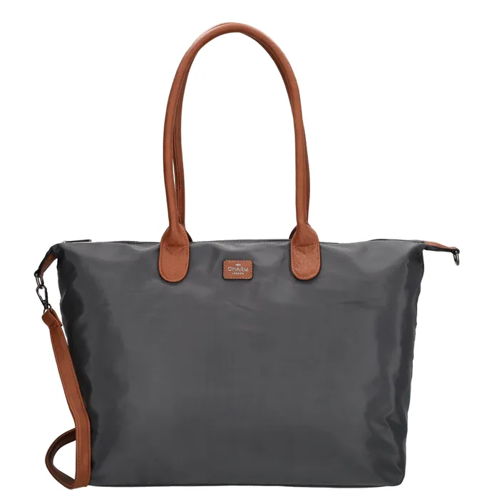 Deze shopper van Charm London is de perfecte tas voor school of werk. De tas biedt een ruim hoofdvak met een telefoonvak, ritsvak en speciaal laptopvak, geschikt voor laptops tot 15.6 inch. Aan de achterkant bevindt zich een extra ritsvak voor snelle toegang. Dankzij de verstelbare en afneembare schouderband kun je de tas eenvoudig crossbody dragen op jouw gewenste hoogte.

Kenmerken:
• Afsluitbaar met een rits
• Laptopvak geschikt voor 15.6 inch laptops
• Ritsvak aan de achterkant
• Afneembare en verstelbare schouderband
• Handig telefoonvak