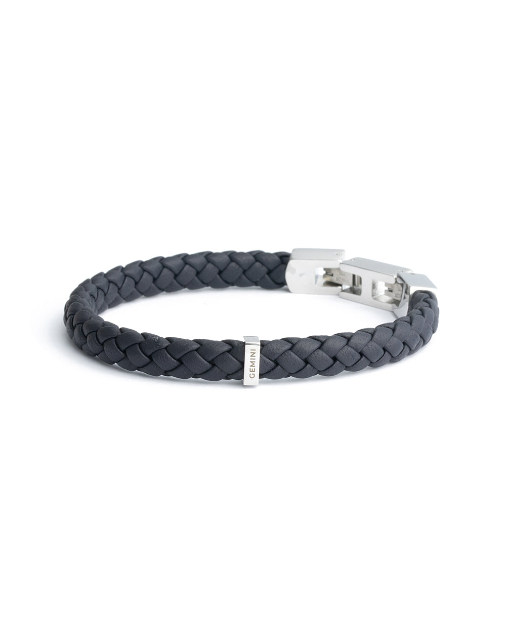 Una Blue armband van het merk Gemini.
De lengte is 22-23 cm. Deze Una Blue armband is volledig gemaakt van hoogwaardig Italiaans nappaleer, afgewerkt met roestvrijstalen elementen. Het Italiaanse leer is ongelooflijk soepel en zacht.