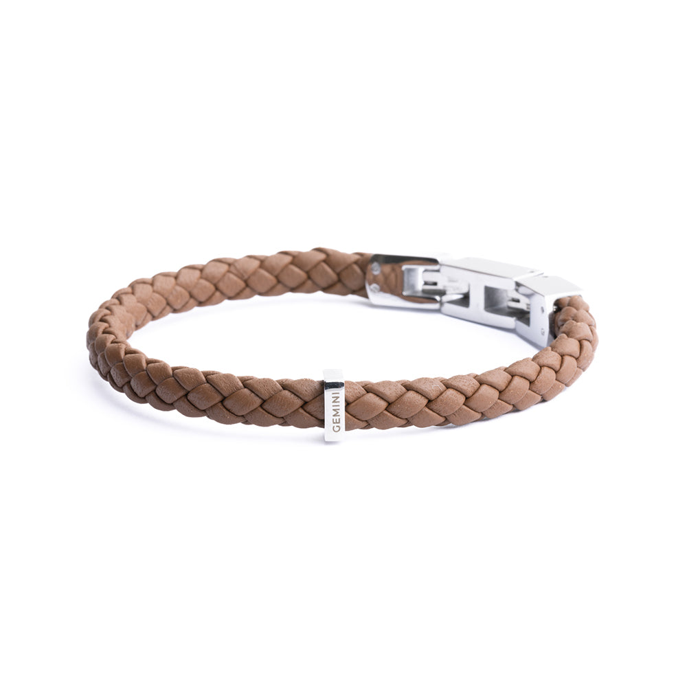 Una Light Brown armband van het merk Gemini.
De lengte is 22-23 cm (XXL).
Deze Una Light Brown armband is volledig gemaakt van hoogwaardig Italiaans nappaleer, afgewerkt met roestvrijstalen elementen. Het Italiaanse leer is ongelooflijk soepel en zacht.