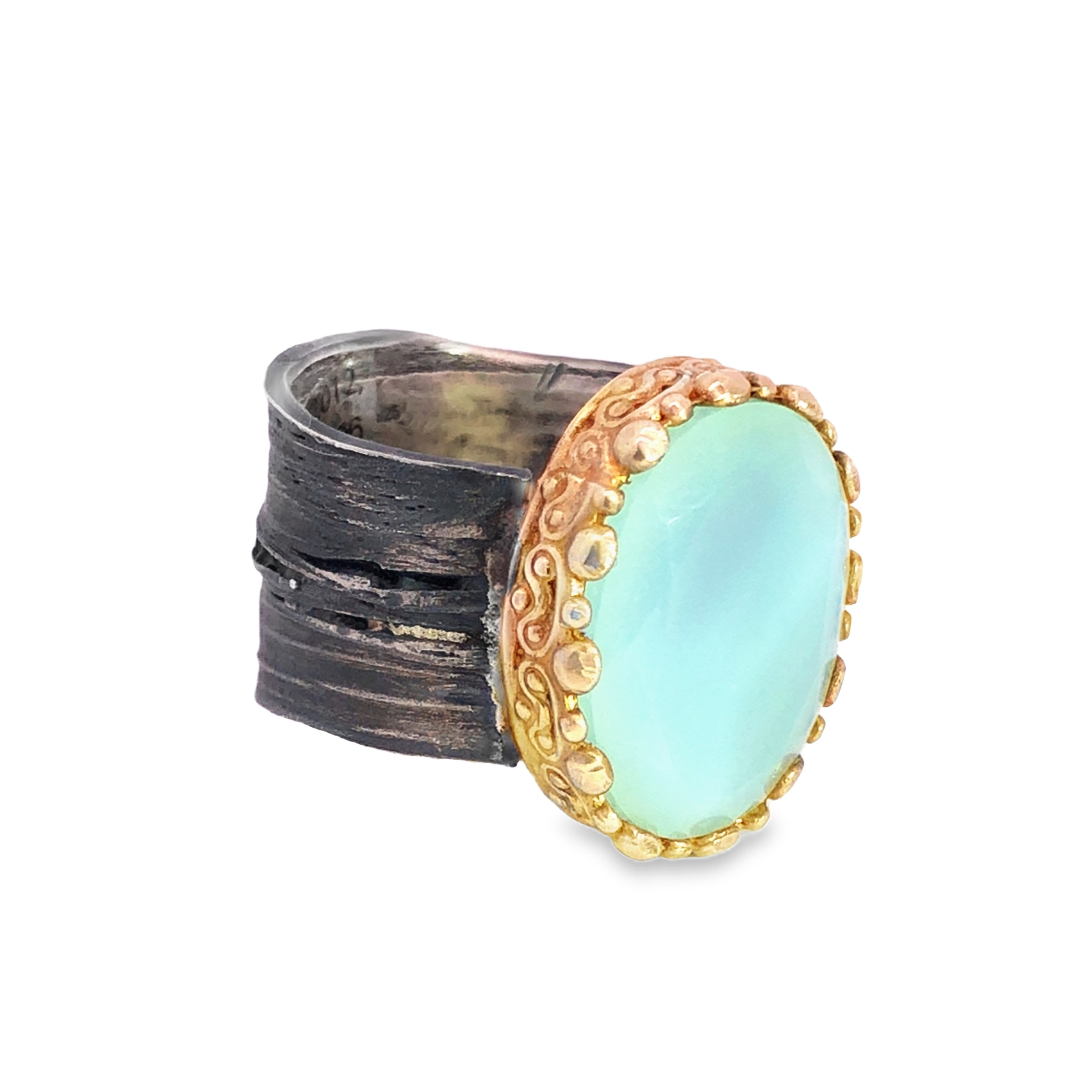 Der Ring mit Brillant und Chalcedon ist ein echter Blickfang. Der funkelnde Brillant und der zarte Chalcedon machen ihn zu einem einzigartigen Schmuckstück. Tragen Sie diesen Ring alleine für einen eleganten Look oder kombinieren Sie ihn mit anderen Schmuckstücken für einen individuellen Stil. Ein Must-have für jede Schmucksammlung!