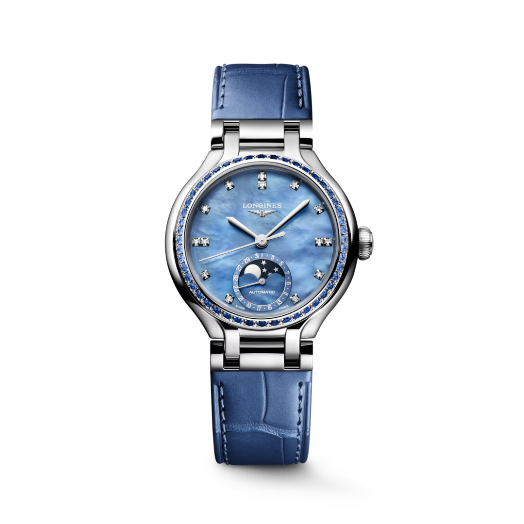 De LONGINES Prima Luna-collectie belichaamt elegantie en vrouwelijkheid. De hemelse invloed van de collectie, die met nauwgezette aandacht voor detail is vervaardigd, is terug te zien in de sierlijke rondingen en delicate lijnen. de parelmoerwijzerplaat is bezet met 14 diamantjes briljant geslepen totaal 0.060 crt en de lunette is bezet met 48 blauwe saffiertjes