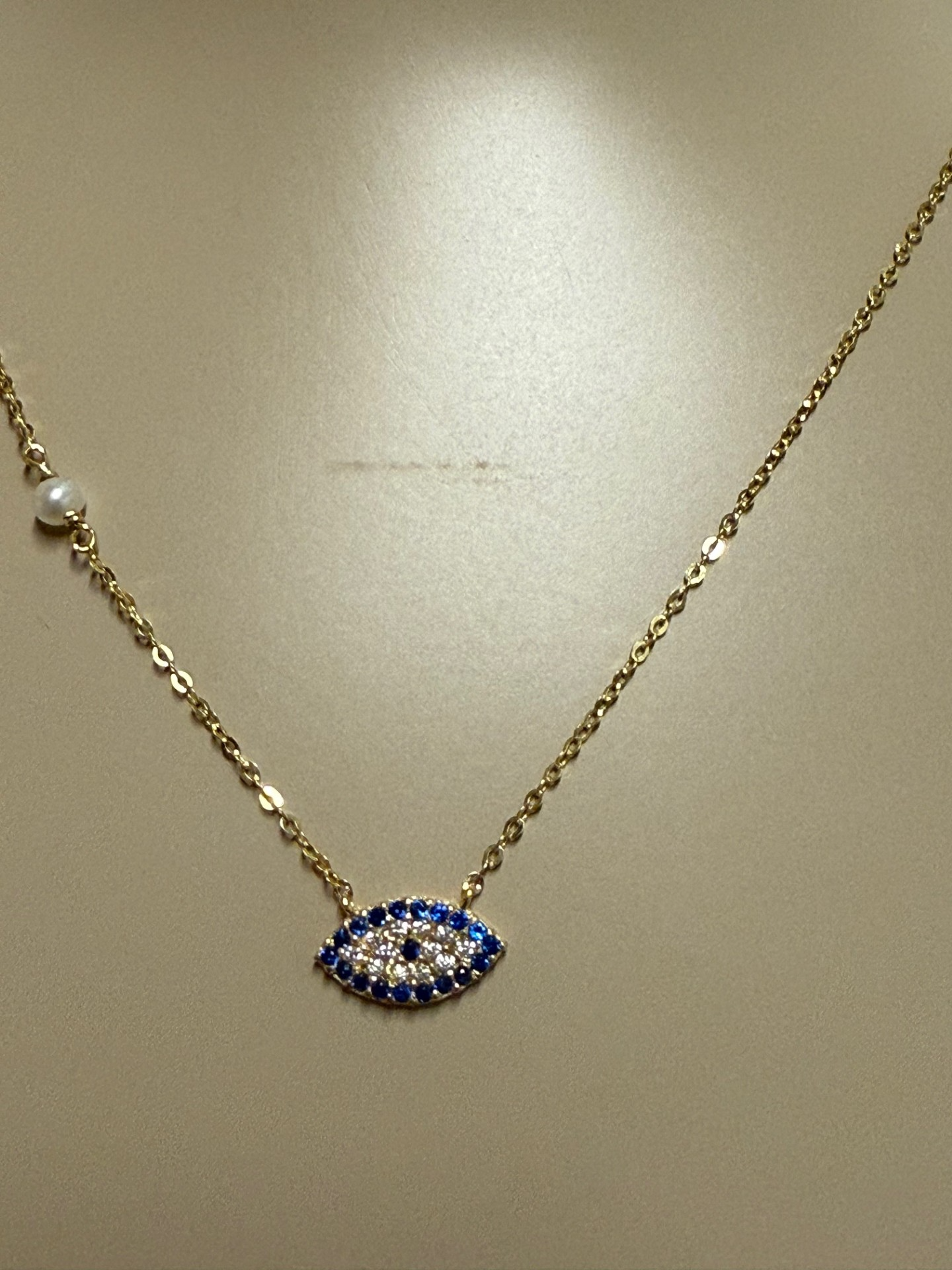 Modelnummer 1204 bevat kenmerken van een fantasieketting in de categorie "Juweel". Deze stijlvolle en unieke fantasieketting is perfect voor speciale gelegenheden of om een vleugje elegantie aan je dagelijkse look toe te voegen. Draag het over een eenvoudige top of jurk om de ketting optimaal tot zijn recht te laten komen en je outfit te verfraaien.