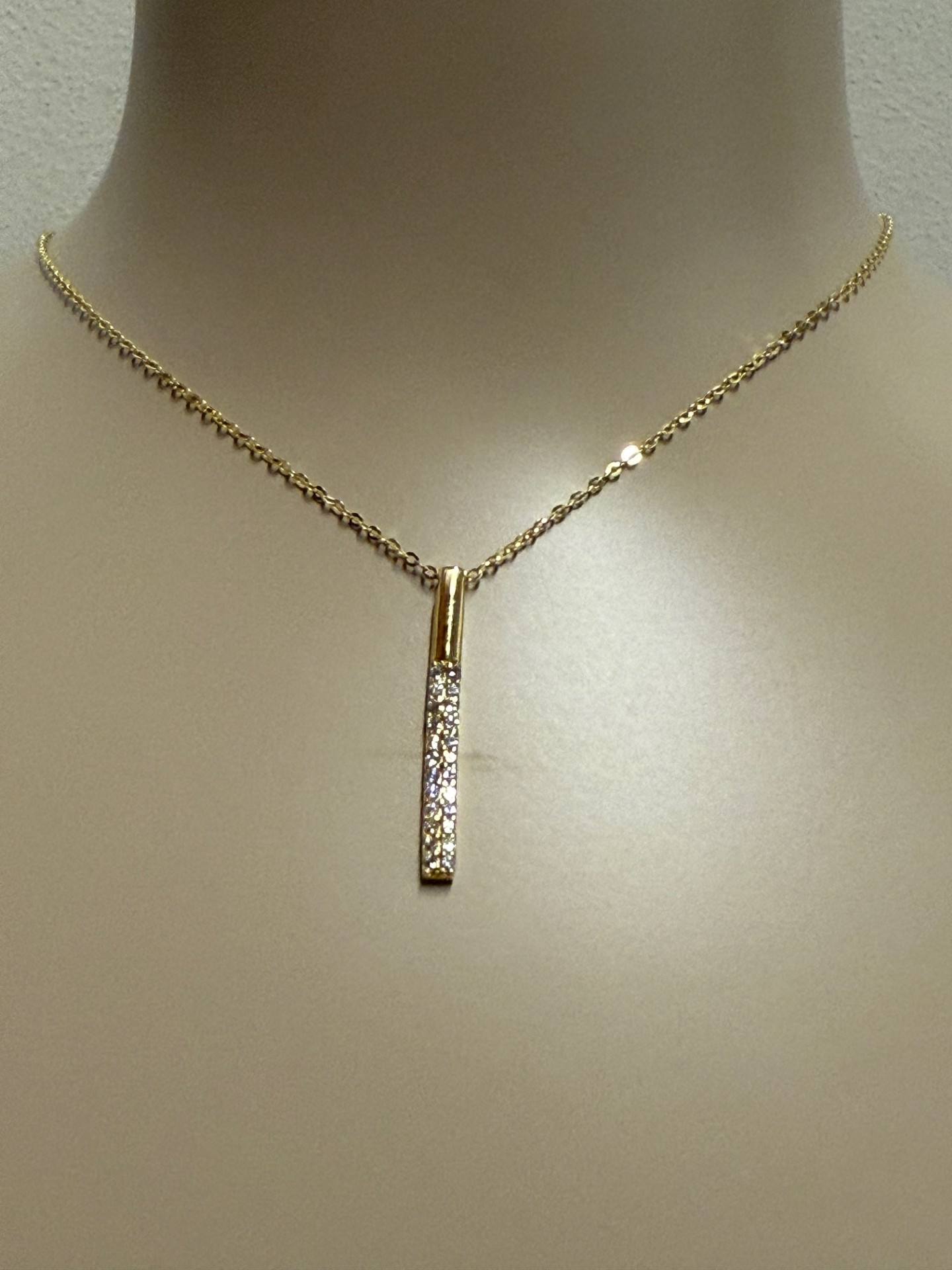 Product 2123 is een elegante ketting van de ongedefinieerde merkcollectie. Deze prachtige ketting, geclassificeerd als een "JEWEL" in de "NECKLACE" categorie, accentueert elke outfit moeiteloos. Draag het tijdens formele gelegenheden of als een statement accessoire bij casual kleding. Combineer met bijpassende sieraden om je look compleet te maken en te schitteren.