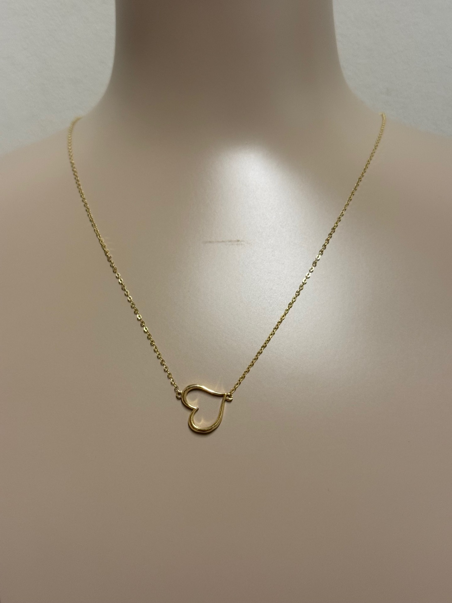 Product 1489 is een prachtige fantasieketting, perfect voor elke gelegenheid. Deze unieke juweel in de categorie NECKLACE brengt een vleugje elegantie en stijl. Draag het over een eenvoudige blouse of een avondjurk om je look te verbeteren. Laat je creativiteit de vrije loop met dit opvallende accessoire!

Vergeet niet: minder is meer; laat de ketting stralen.