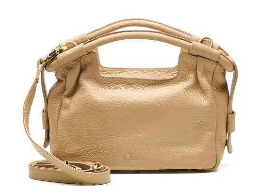 Ontdek de Handsome Handbag – een robuuste en elegante leren tas die moeiteloos stijl en functionaliteit combineert. Gemaakt van stevig leer en ontworpen voor dagelijks gebruik, is deze tas een perfecte aanvulling op elke outfit.

Een ideale keuze voor de moderne vrouw die houdt van een krachtige uitstraling met praktische details.

Waarom jij valt voor de Handsome Handbag
✔ Verschillende draagopties, altijd stijlvol
Voorzien van stevige korte handvaten voor een chique look én een lange, verstelbare schouderband – zodat je de tas ook comfortabel crossbody kunt dragen. Je wisselt moeiteloos van elegant naar casual.

✔ Slimme indeling
Binnenin vind je:

Een ritsvak aan de zijkant

Extra insteekvakken voor je telefoon, sleutels of andere essentials

Alles blijft netjes op z’n plek én snel binnen handbereik.

✔ Functioneel tot in de details
Dankzij de stevige anti-brass pootjes aan de onderzijde zet je de tas veilig op de grond zonder dat het leer beschadigt. Praktisch én duurzaam.

Details
Afmetingen: 28 × 17 × 12 cm

Materiaal: Stevig leer

Indeling: Hoofdvak met rits, zijritsvak en insteekvakken

Draagopties: Hand, schouder & crossbody

Afwerking: Antic brass pootjes onderaan

Sluiting: Ritssluiting