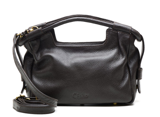 Ontdek de Handsome Handbag – een robuuste en elegante leren tas die moeiteloos stijl en functionaliteit combineert. Gemaakt van stevig leer en ontworpen voor dagelijks gebruik, is deze tas een perfecte aanvulling op elke outfit.

Een ideale keuze voor de moderne vrouw die houdt van een krachtige uitstraling met praktische details.

Waarom jij valt voor de Handsome Handbag
✔ Verschillende draagopties, altijd stijlvol
Voorzien van stevige korte handvaten voor een chique look én een lange, verstelbare schouderband – zodat je de tas ook comfortabel crossbody kunt dragen. Je wisselt moeiteloos van elegant naar casual.

✔ Slimme indeling
Binnenin vind je:

Een ritsvak aan de zijkant

Extra insteekvakken voor je telefoon, sleutels of andere essentials

Alles blijft netjes op z’n plek én snel binnen handbereik.

✔ Functioneel tot in de details
Dankzij de stevige anti-brass pootjes aan de onderzijde zet je de tas veilig op de grond zonder dat het leer beschadigt. Praktisch én duurzaam.

Details
Afmetingen: 28 × 17 × 12 cm

Materiaal: Stevig leer

Indeling: Hoofdvak met rits, zijritsvak en insteekvakken

Draagopties: Hand, schouder & crossbody

Afwerking: Antic brass pootjes onderaan

Sluiting: Ritssluiting
