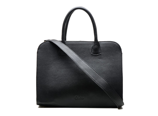 Wat een beauty – de Paris Style heeft alles. Deze elegante én praktische leren tas is perfect als werktas voor school, werk of meetings. Met voldoende ruimte voor je laptop en meer, ga jij altijd fashionable en georganiseerd de deur uit.

Waarom jij de Paris Style nodig hebt
✔ Gemaakt voor jouw werkdag
Deze ruime werktas is vervaardigd uit stevig leer en ontworpen met het oog op gebruiksgemak. Het hoofdcompartimentis ruim genoeg voor je laptop, documenten en andere essentials – zonder rommel of geprop.

✔ Slimme, georganiseerde indeling
Binnenin vind je een handig middenvak met ritssluiting dat je spullen van elkaar scheidt. Daarnaast zorgen extra zijvakken ervoor dat je kleine items zoals je telefoon, sleutels of pennen snel terugvindt.

✔ Comfortabel & stijlvol dragen
De tas is voorzien van stevige, korte schouderhengsels voor een professionele look, én een extra brede, afneembare schouderband voor comfortabel dragen – ook als je onderweg bent of veel meeneemt.

Details

Afmetingen: 39 × 31 × 18 cm

Materiaal: Stevig leer

Indeling: Hoofdvak + middenvak met rits + zijvakken

Draagopties: Korte hengsels + brede, afneembare schouderband

Ideaal voor: Laptop, werkdocumenten, schoolspullen