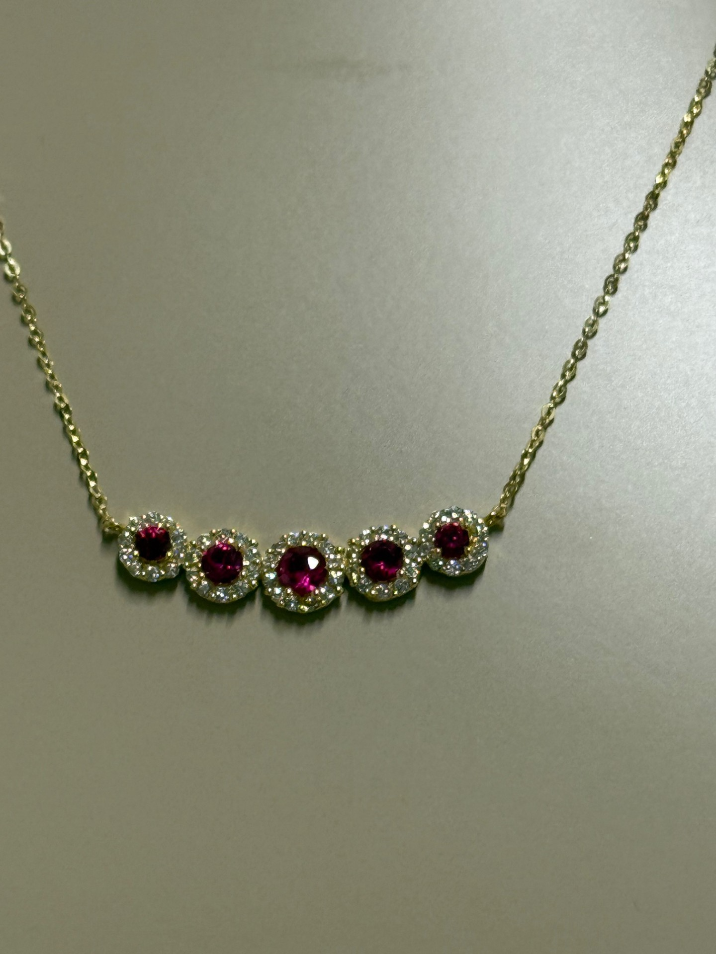 Product 1736RD is een fantasieketting die behoort tot de categorie sieraden. Deze unieke ketting voegt een vleugje fantasie toe aan elke outfit. Draag hem bij een eenvoudige top of jurk om een opvallende look te creëren. Perfect voor zowel casual bijeenkomsten als speciale gelegenheden. Een must-have accessoire voor elke sieradenliefhebber.