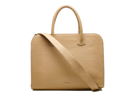 Wat een beauty – de Paris Style heeft alles. Deze elegante én praktische leren tas is perfect als werktas voor school, werk of meetings. Met voldoende ruimte voor je laptop en meer, ga jij altijd fashionable en georganiseerd de deur uit.

Waarom jij de Paris Style nodig hebt
✔ Gemaakt voor jouw werkdag
Deze ruime werktas is vervaardigd uit stevig leer en ontworpen met het oog op gebruiksgemak. Het hoofdcompartimentis ruim genoeg voor je laptop, documenten en andere essentials – zonder rommel of geprop.

✔ Slimme, georganiseerde indeling
Binnenin vind je een handig middenvak met ritssluiting dat je spullen van elkaar scheidt. Daarnaast zorgen extra zijvakken ervoor dat je kleine items zoals je telefoon, sleutels of pennen snel terugvindt.

✔ Comfortabel & stijlvol dragen
De tas is voorzien van stevige, korte schouderhengsels voor een professionele look, én een extra brede, afneembare schouderband voor comfortabel dragen – ook als je onderweg bent of veel meeneemt.

Details
Afmetingen: 39 × 31 × 18 cm

Materiaal: Stevig leer

Indeling: Hoofdvak + middenvak met rits + zijvakken

Draagopties: Korte hengsels + brede, afneembare schouderband

Ideaal voor: Laptop, werkdocumenten, schoolspullen