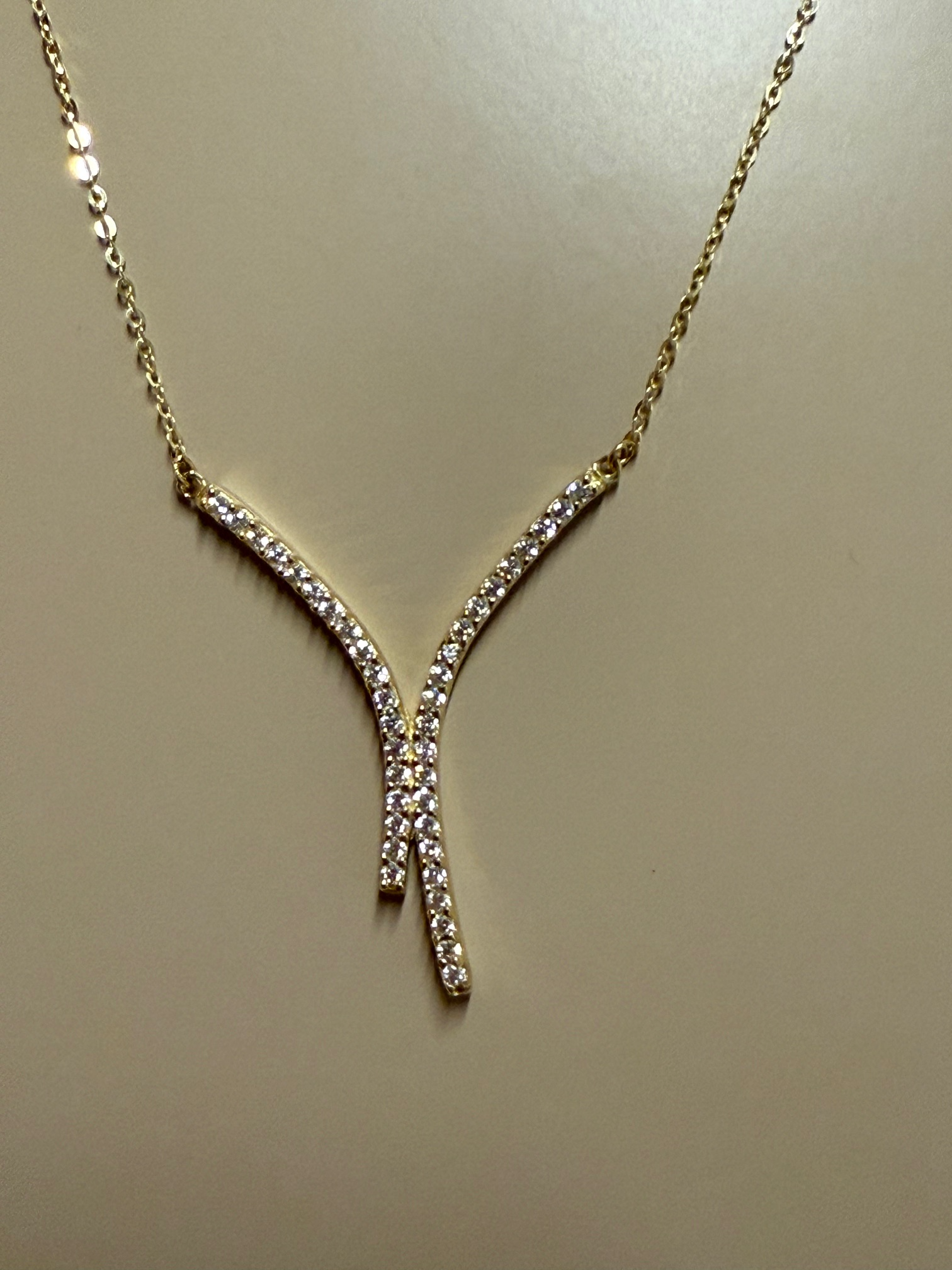 Dit prachtige fantasieketting is gemaakt van 14-karaats goud en heeft een elegante ankerketting van 450 mm. De ketting is goudkleurig en voorzien van een veerslot sluiting. Perfect voor elke gelegenheid. Combineer het met een stijlvolle avondjurk of draag het casual voor een vleugje luxe in je dagelijkse look.